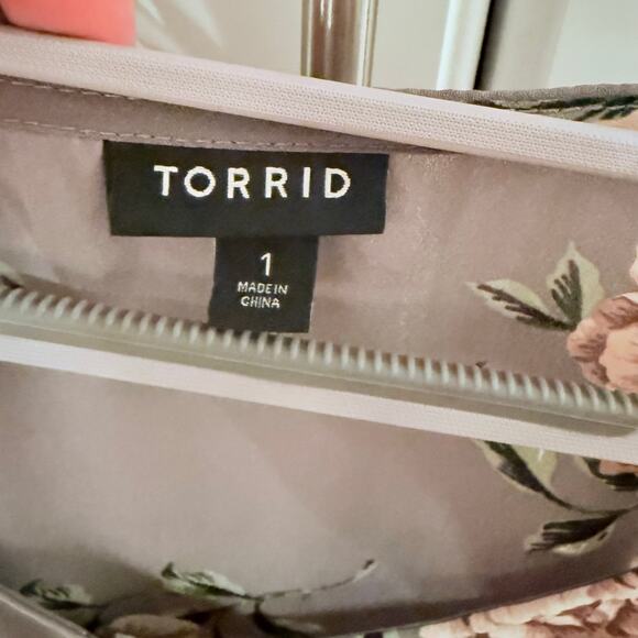 EUC Torrid gray sleeveless top with pink roses - Picture 3 of 5